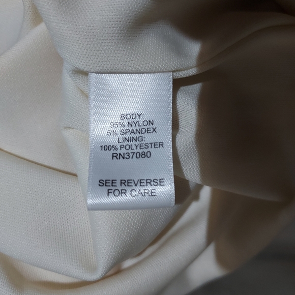 Womans flowing sleeveless top - Picture 10 of 11